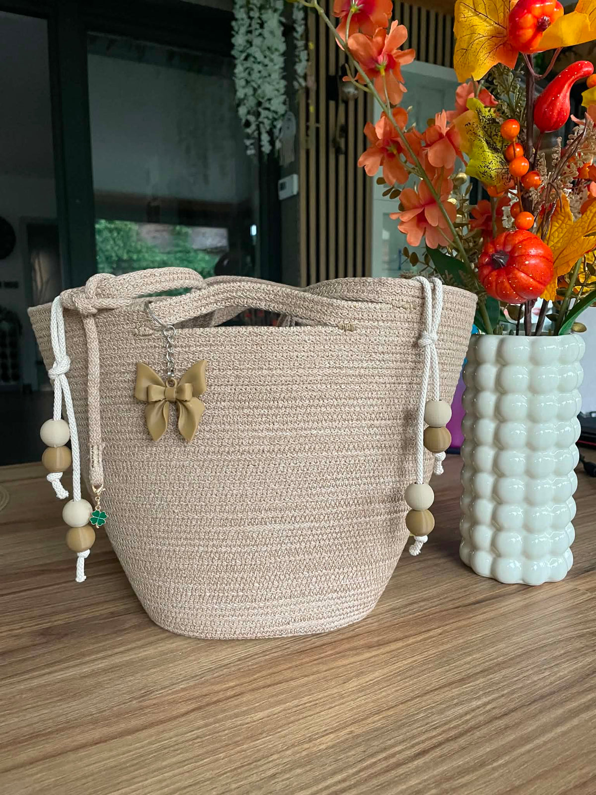 Koszyk beżowy Hand Made — widok z boku