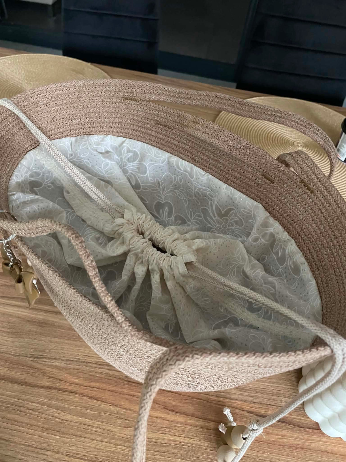 Koszyk beżowy Hand Made — wnętrze z podszewką