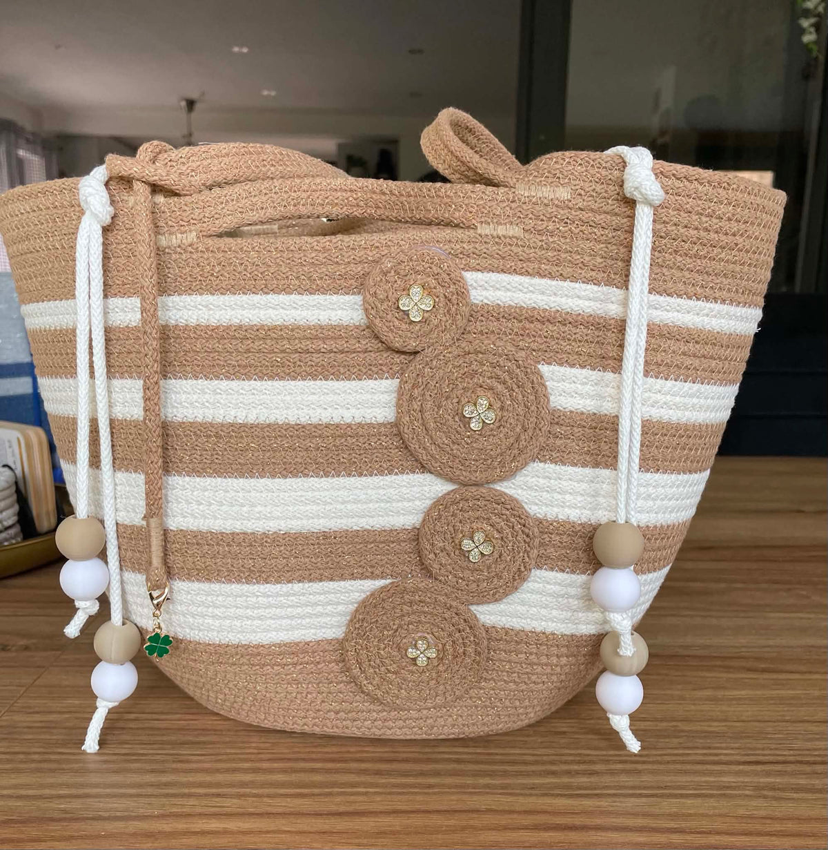 Koszyk beżowo-biały w paski z kwiatkami Hand Made