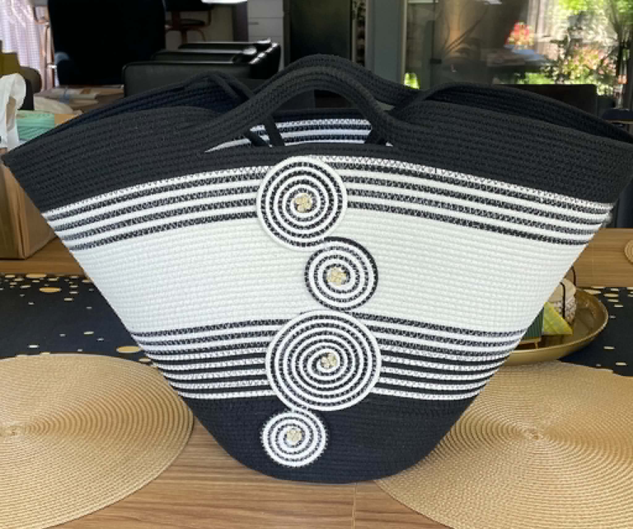 Kosz ze sznurka czarno-biały ze spiralami